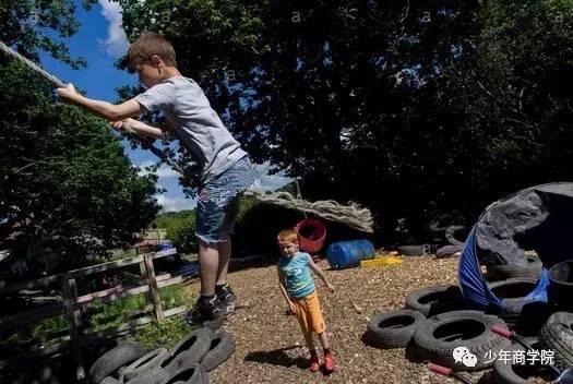 英國一家「垃圾游樂場」走紅，讓孩子做「危險之事」真的很重要！