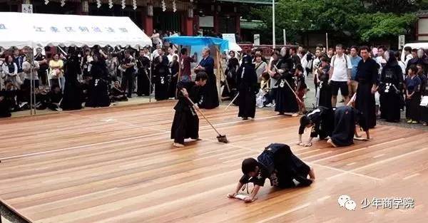 日本從小用「擦地板」修煉孩子品德，小習慣能有大影響